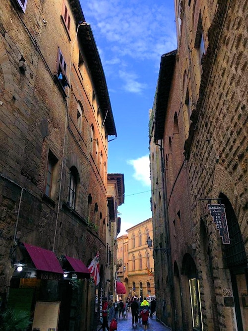 Durch die Gassen in Volterra.