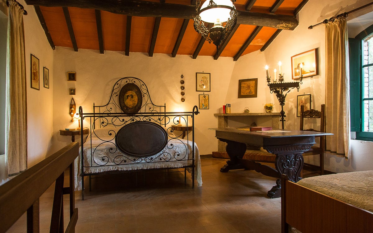 Landvilla Guardistallo Schlafzimmer 01