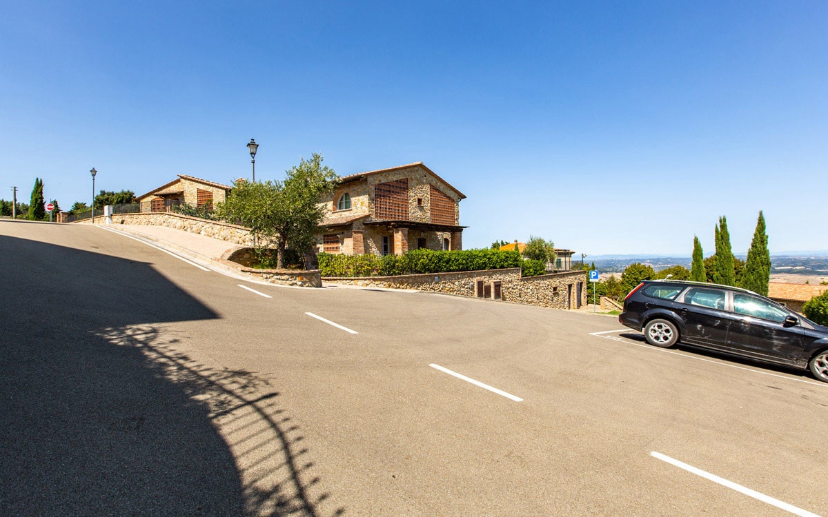 Villa Chianni 9 Einfahrt 02 Villa Chianni 9 Einfahrt 02