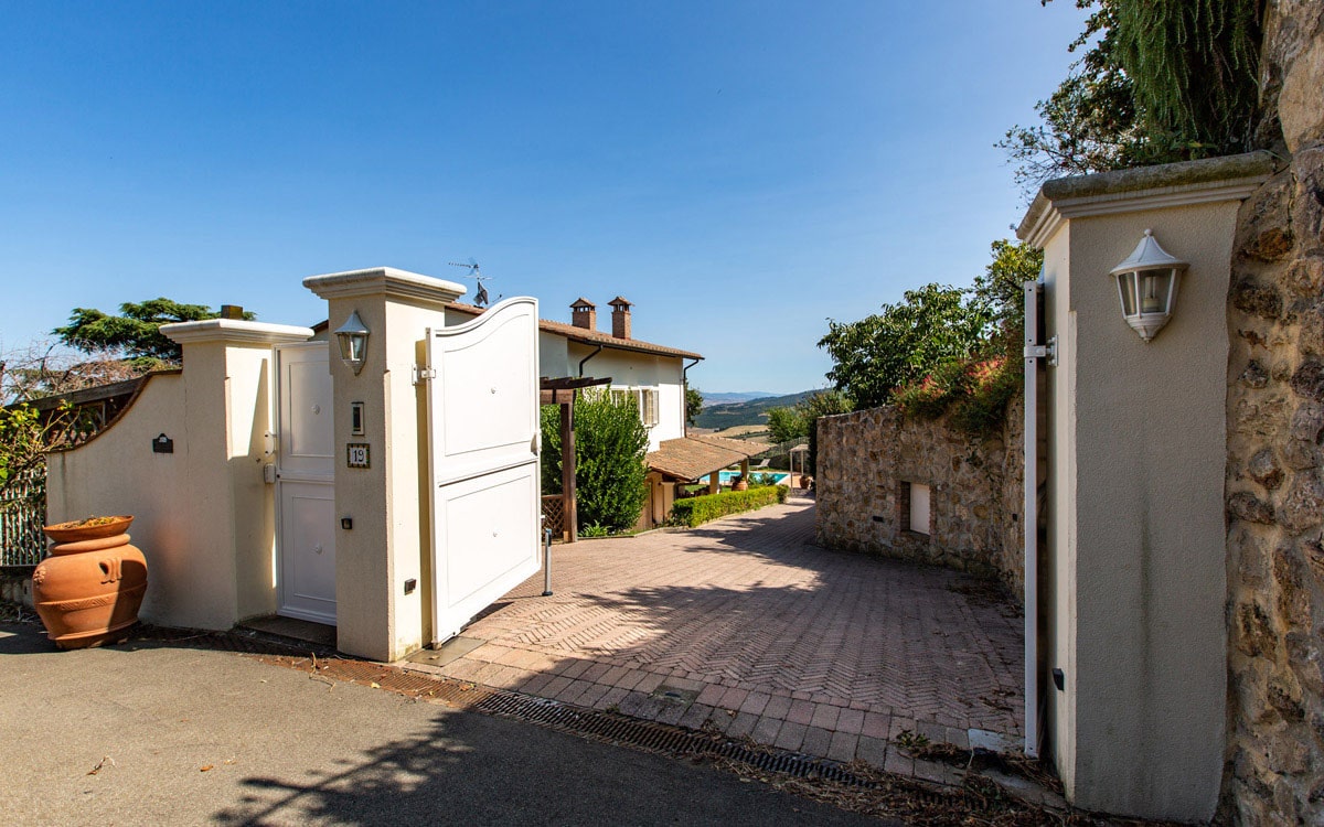 Villa Chianni 9 Einfahrt 03 Villa Chianni 9 Einfahrt 03