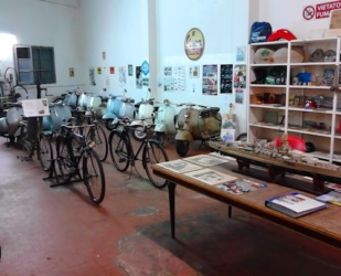 Vespa-Werkstatt und Mini Vespa-Museum für echte Sammler.