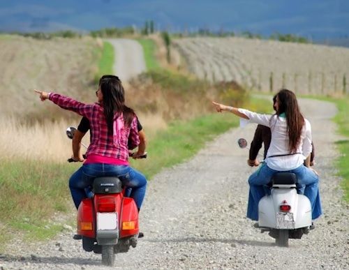 Mit der Vespa durch die Toskana.