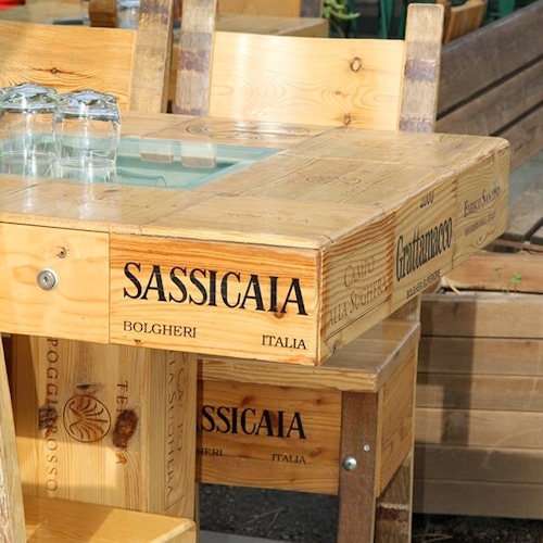 "Tische und Stühle aus Sassicaia-Holzkisten in Bolgheri"