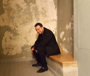 Ein bisschen mulmig wird's Davide in einer der Zellen schon © Jule Thumser
