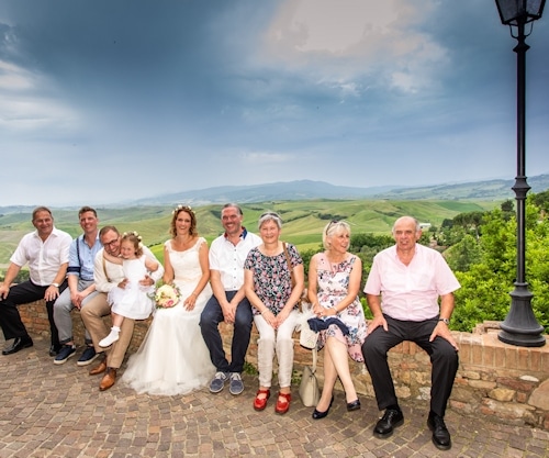 Hochzeit im engsten Familienkreis mit Töchterchen Hannah, den Eltern der Brautleute und den Trauzeugen.