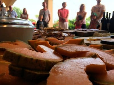 Weinprobe aus der Perspektive der frischen Toskana-Wurst © Toscana Forum