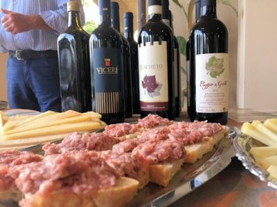 Weinprobe aus der Perspektive der frischen Toskana-Wurst © Toscana Forum