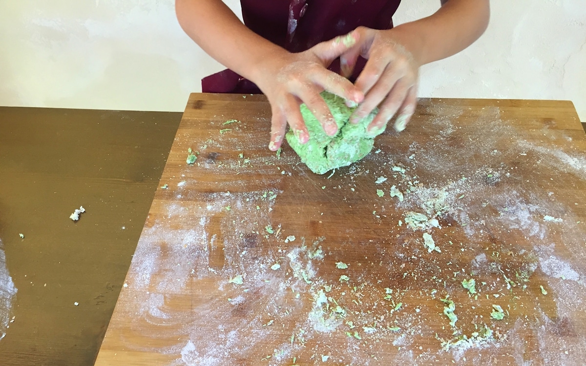 Bio-Kochkurs 17 ~ Nudelteig für Spaghetti al Basilico kneten Bio-Kochkurs 17 ~ Nudelteig für Spaghetti al Basilico kneten