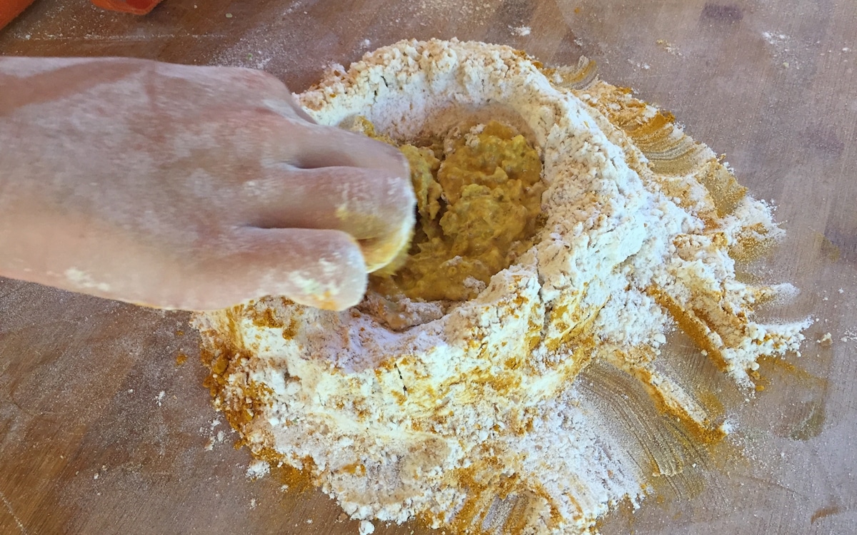 Bio-Kochkurs 27 ~ Curcuma-Teig für Tortelli kneten Bio-Kochkurs 27 ~ Curcuma-Teig für Tortelli kneten