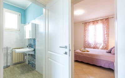 Ferienwohnung Selvatelle Schlafzimmer 1 mit Badezimmer (2)