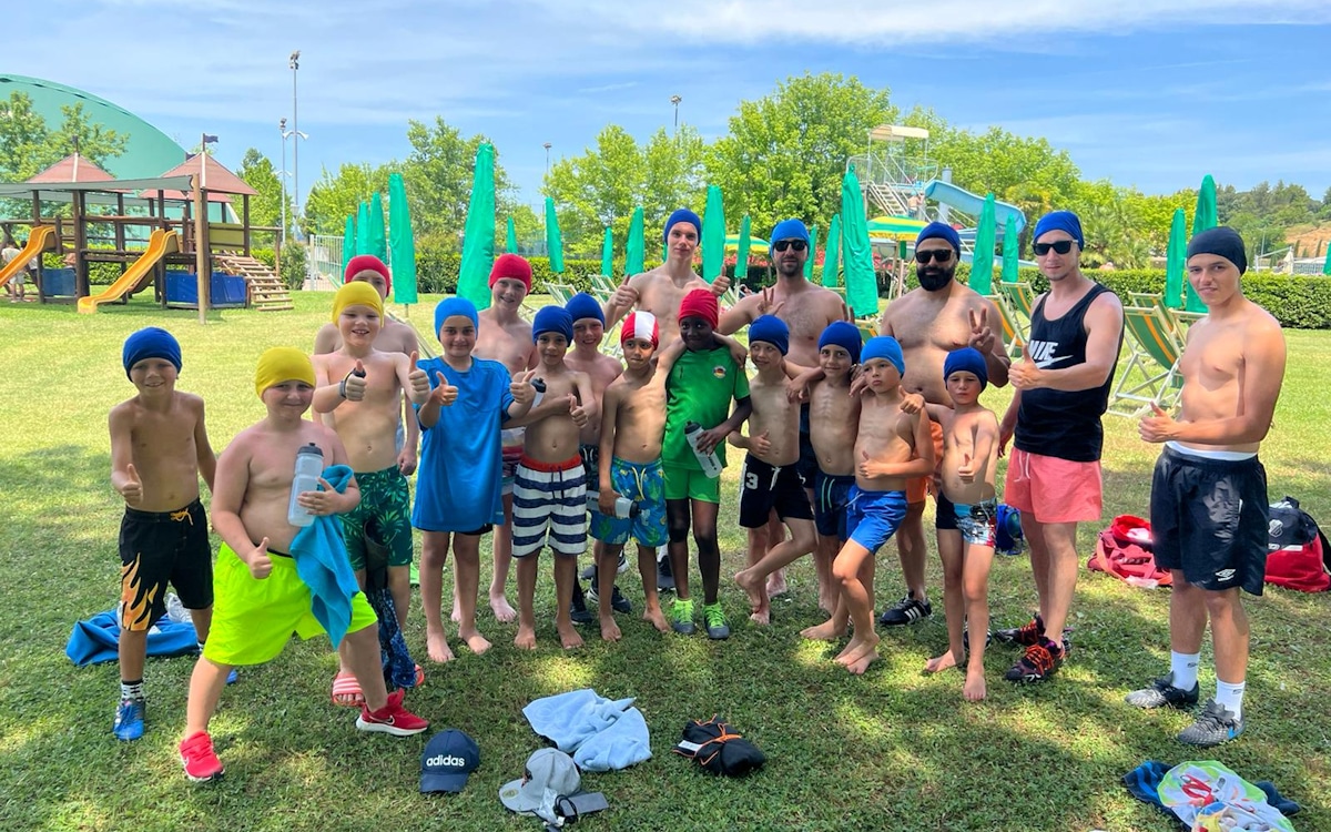 Toskana-Fußball-Camp, Badepause in der Fußballanlage (2) Toskana-Fußball-Camp, Badepause in der Fußballanlage (2)