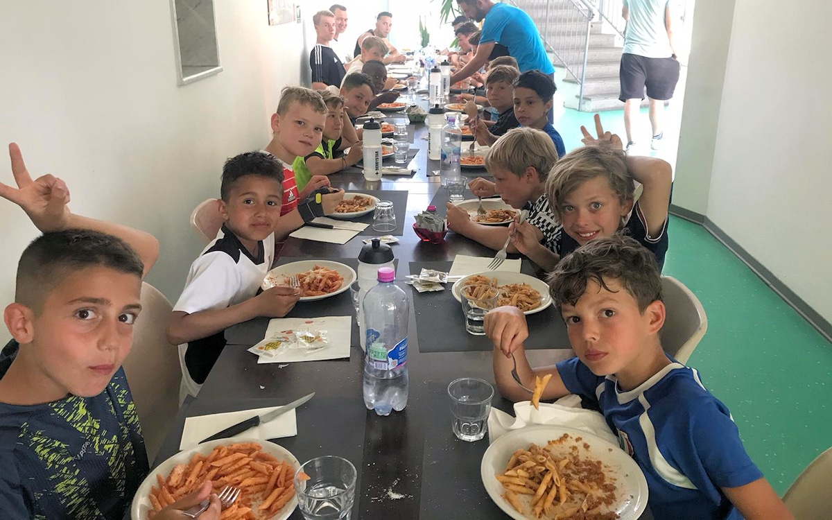 Toskana-Fußball-Camp, Mittagessen in der Fußballanlage (1) Toskana-Fußball-Camp, Mittagessen in der Fußballanlage (1)