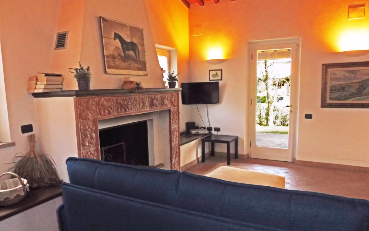 Haus Chianni 4, Wohnzimmer mit Kamin (2) Haus Chianni 4, Wohnzimmer mit Kamin (2)