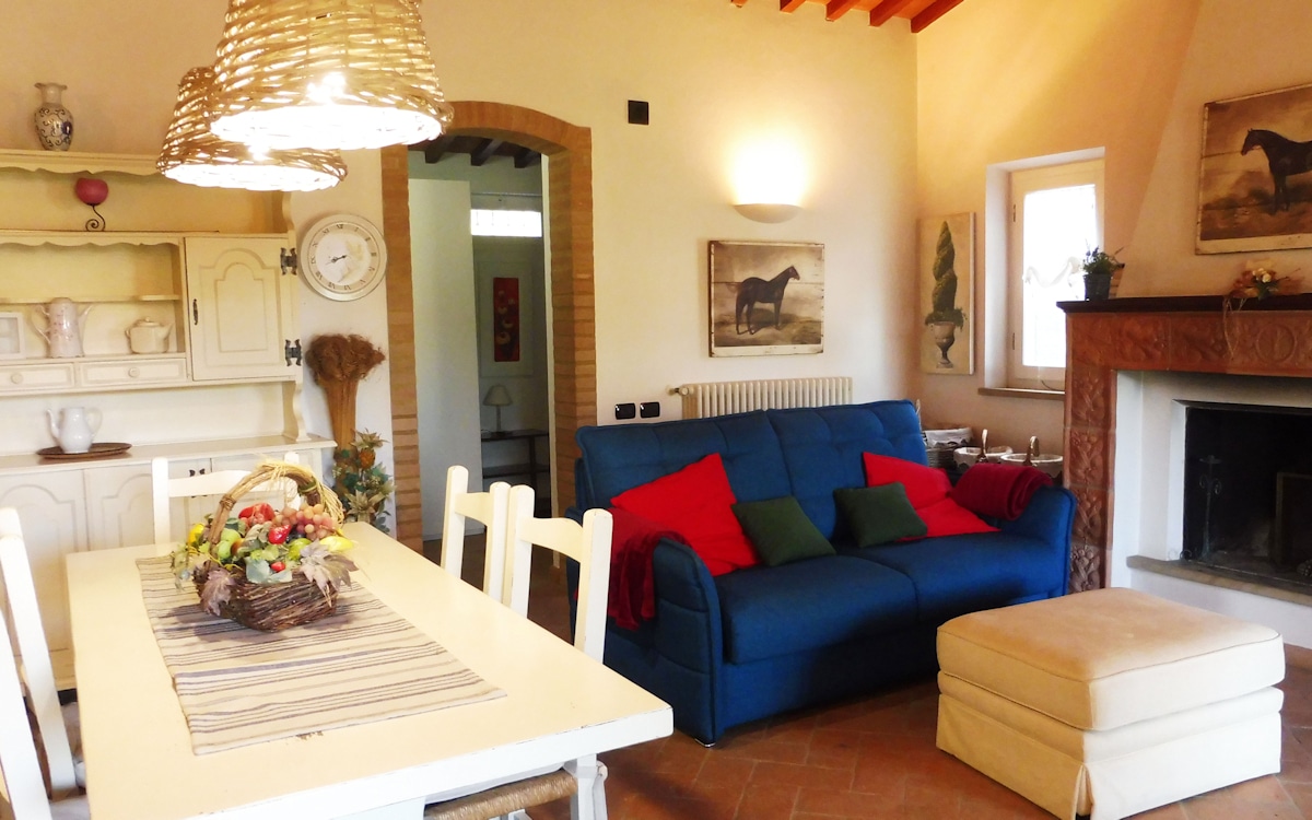 Haus Chianni 4, Wohnzimmer mit Kamin (3) Haus Chianni 4, Wohnzimmer mit Kamin (3)