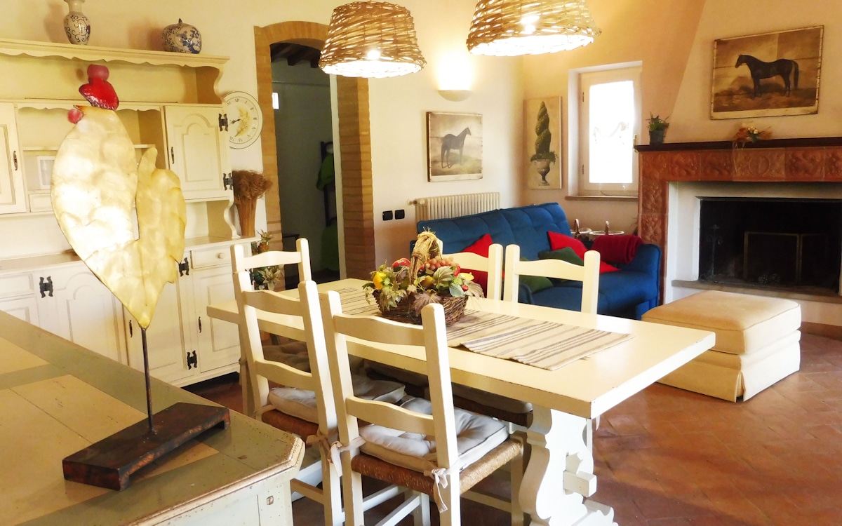 Haus Chianni 4, Wohnzimmer mit Kamin (4) Haus Chianni 4, Wohnzimmer mit Kamin (4)