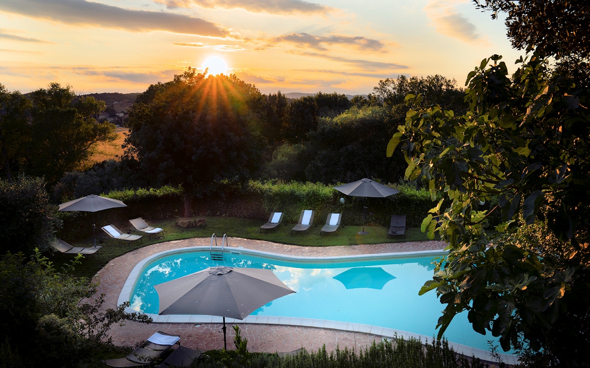 Burg Umbrien, Swimmingpool (1) Burg Umbrien, Swimmingpool (1)