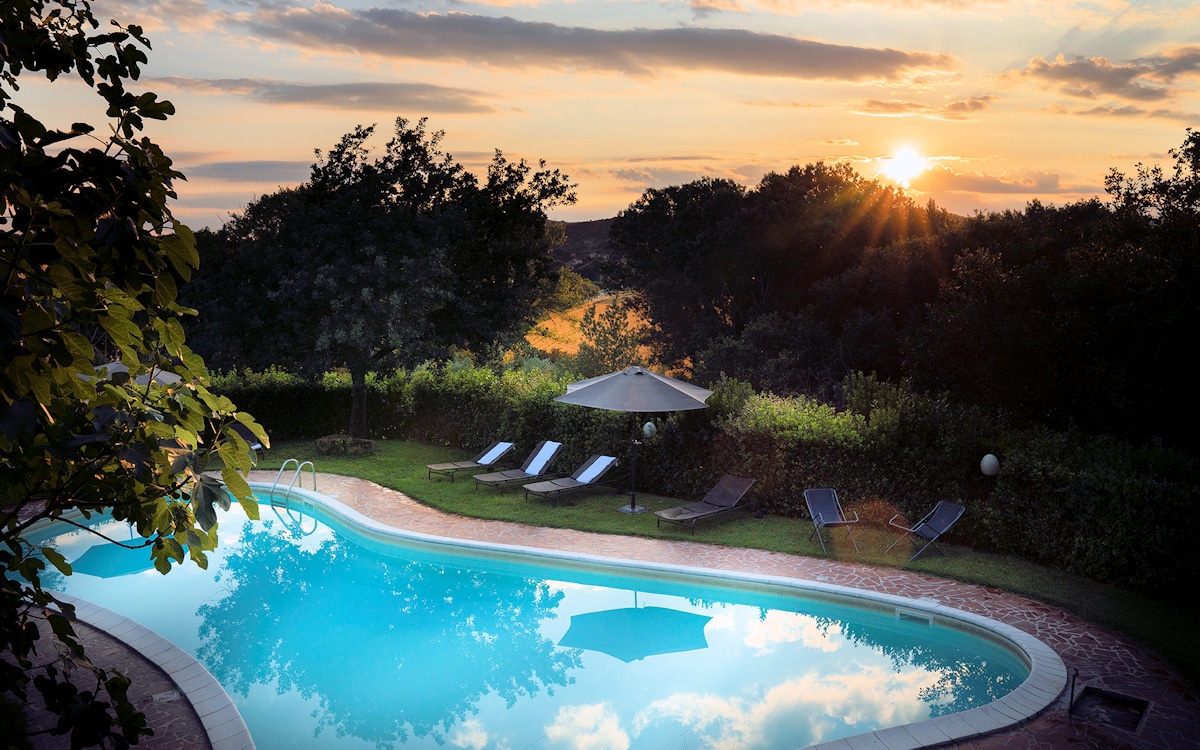 Burg Umbrien, Swimmingpool (2) Burg Umbrien, Swimmingpool (2)