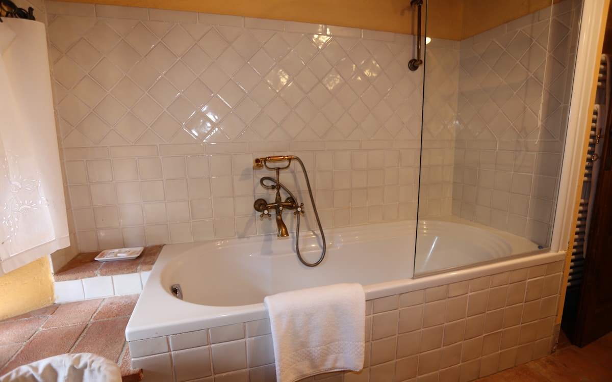 Villa Gaiole 4, Badezimmer Obergeschoss (1) Villa Gaiole 4, Badezimmer Obergeschoss (1)