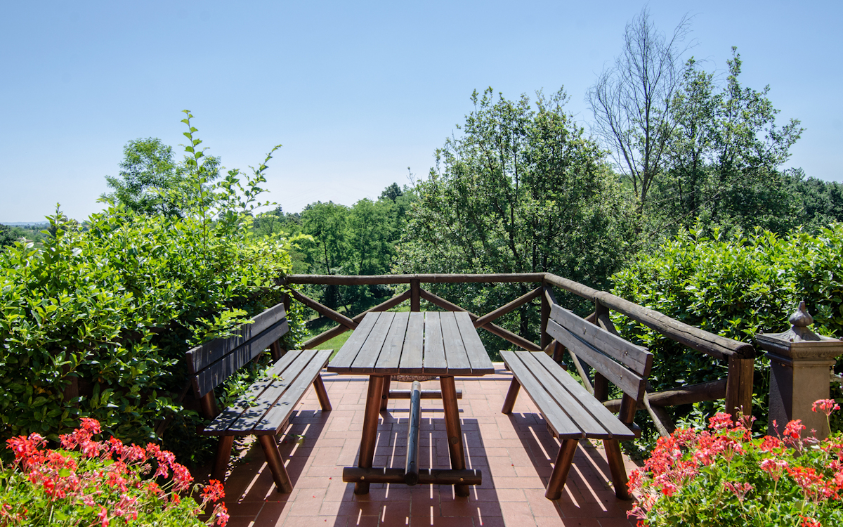 Agriturismo Crespina 2, seitliche Terrasse (2)