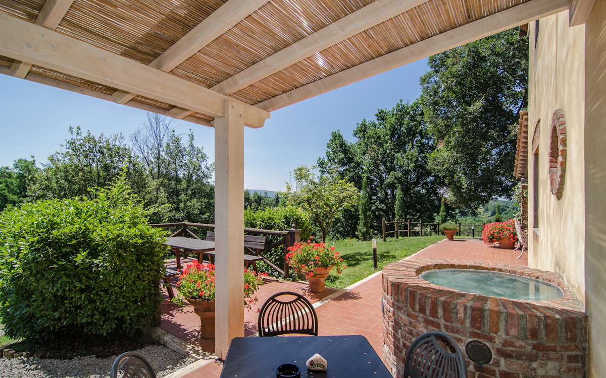 Agriturismo Crespina 2, seitliche Terrasse (4)