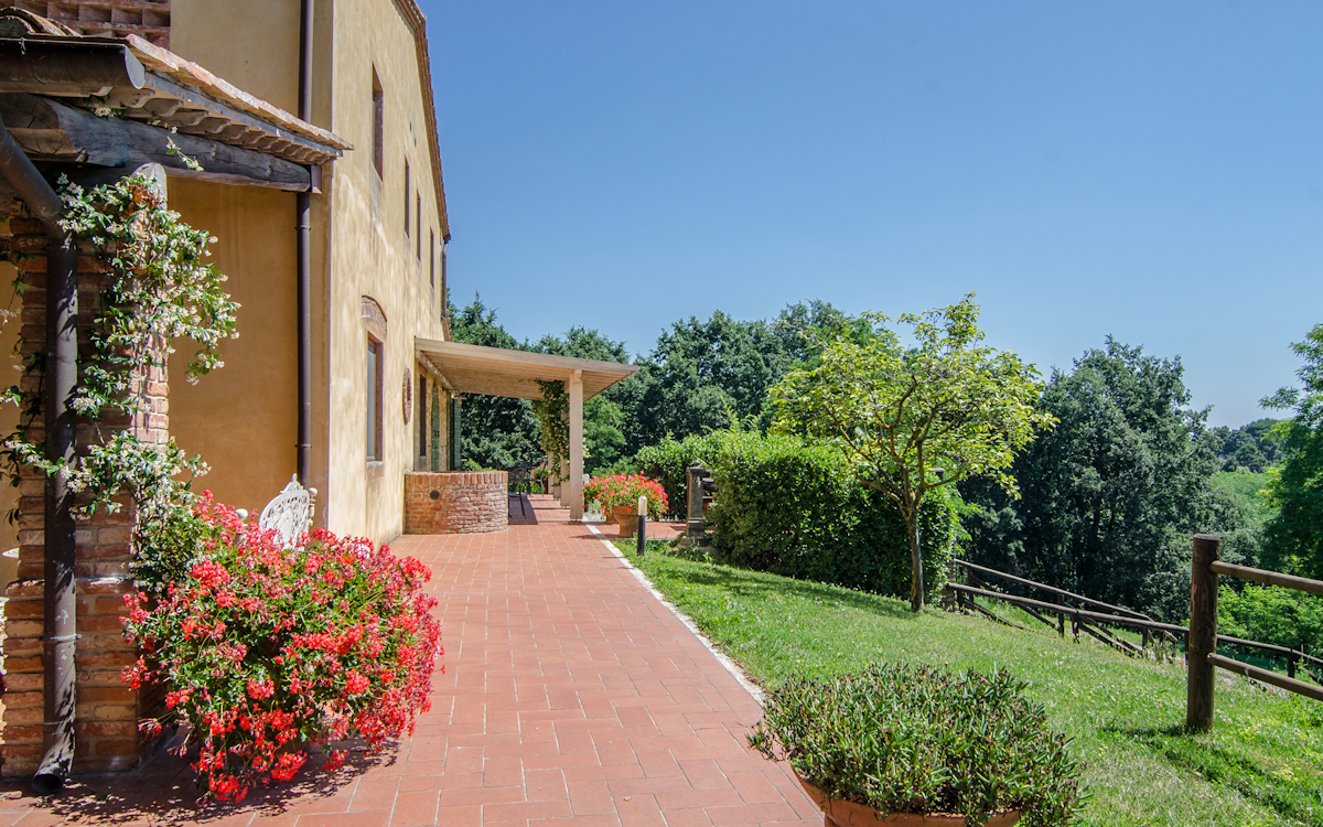 Agriturismo Crespina 2, seitliche Terrasse