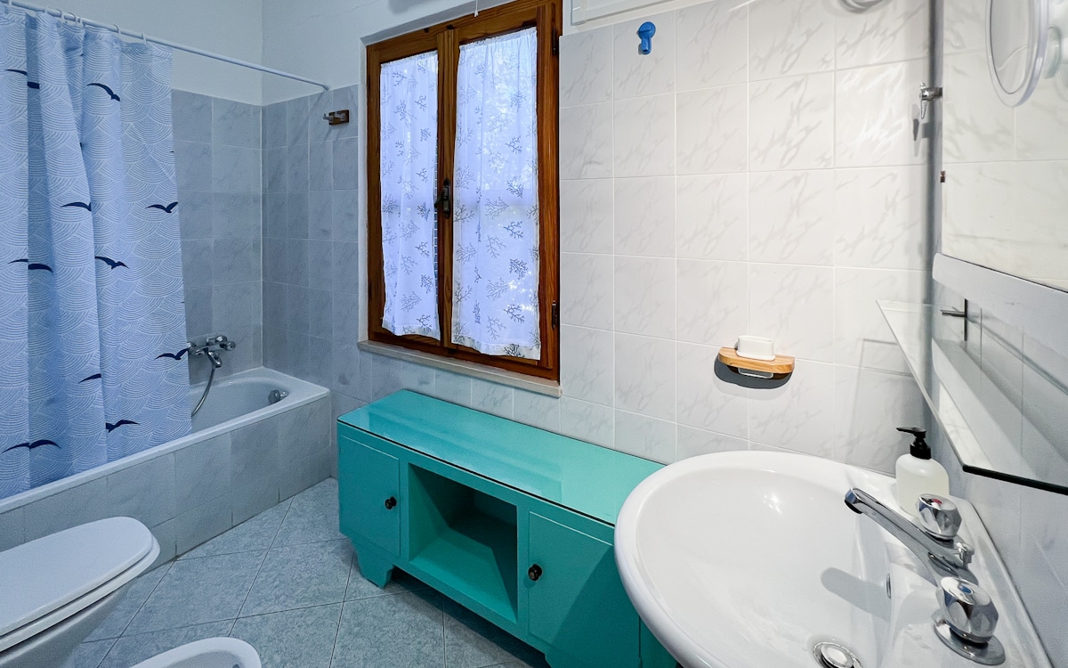 FeWo Fetovaia, Badezimmer (1) FeWo Fetovaia, Badezimmer (1)