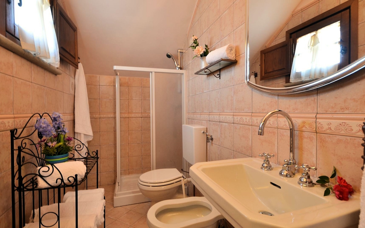 Villa Arezzo FeWo GE3E Badezimmer (1) Villa Arezzo FeWo GE3E Badezimmer (1)