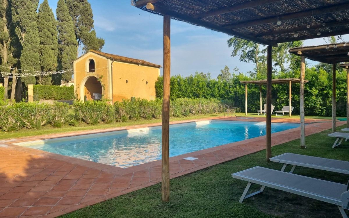 Tenuta Camugliano:  Der Swimmingpool am Restaurant Tenuta Camugliano:  Der Swimmingpool am Restaurant