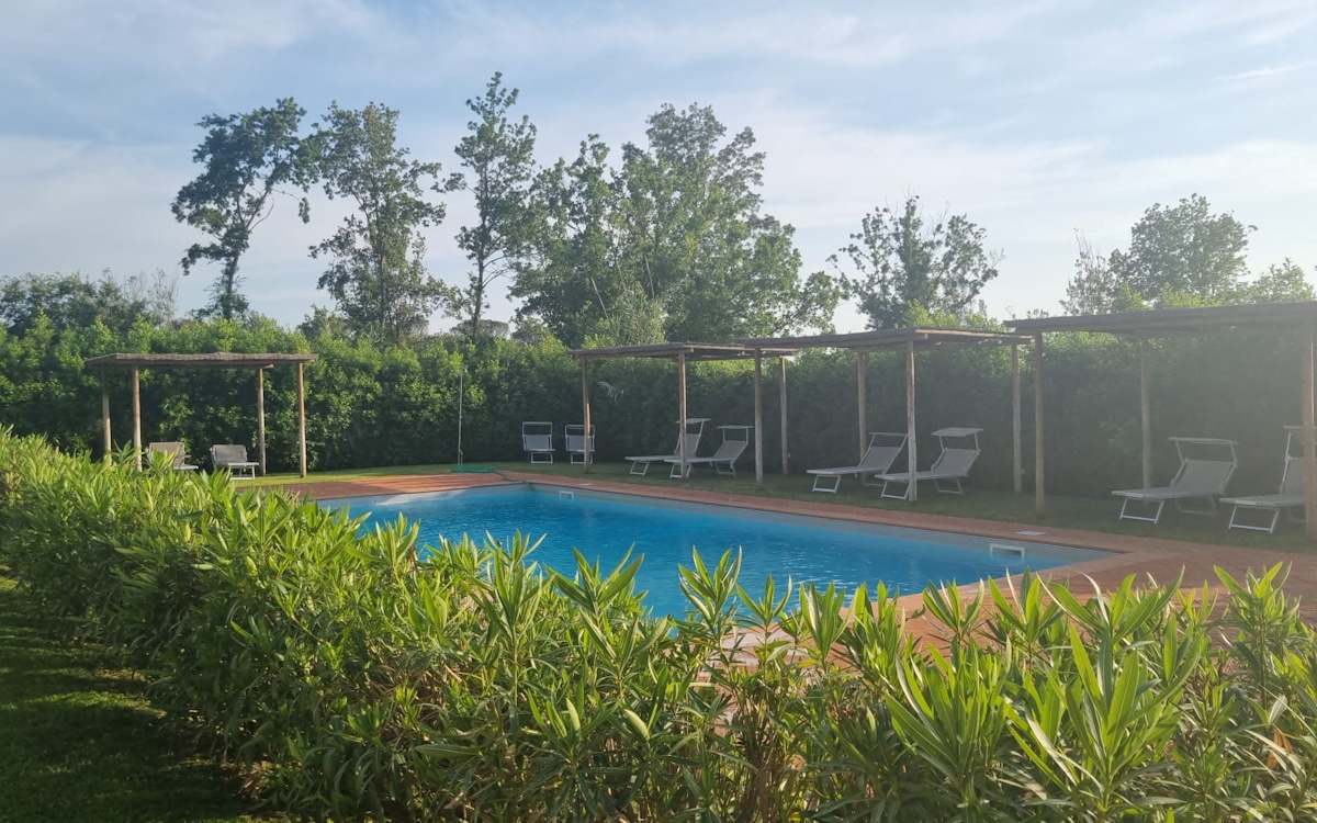 Tenuta Camugliano:  Der Swimmingpool am Restaurant Tenuta Camugliano:  Der Swimmingpool am Restaurant