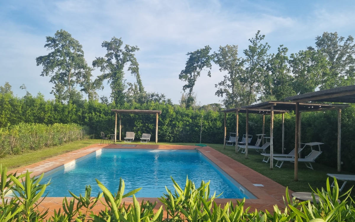 Tenuta Camugliano:  Der Swimmingpool am Restaurant Tenuta Camugliano:  Der Swimmingpool am Restaurant