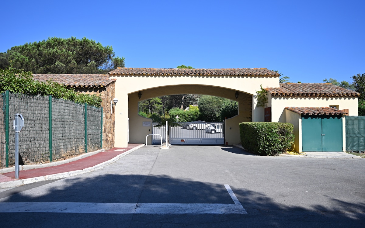 Ferienhaus Saint Tropez, Einfahrt Anlage (1) Ferienhaus Saint Tropez, Einfahrt Anlage (1)