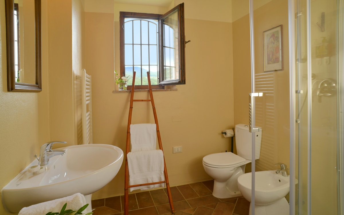 Cottage Guardistallo 2 Badezimmer (1) Cottage Guardistallo 2 Badezimmer (1)