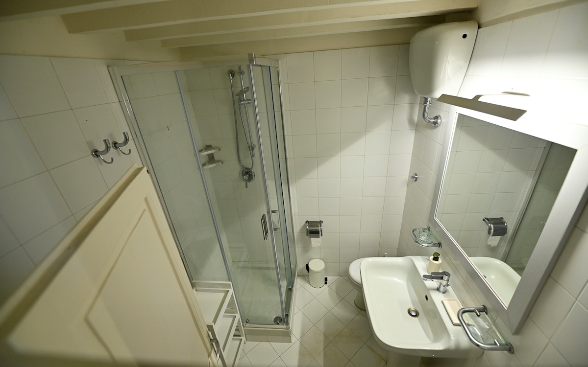 Ferienhaus Camugliano, 1. Badezimmer (1) Ferienhaus Camugliano, 1. Badezimmer (1)