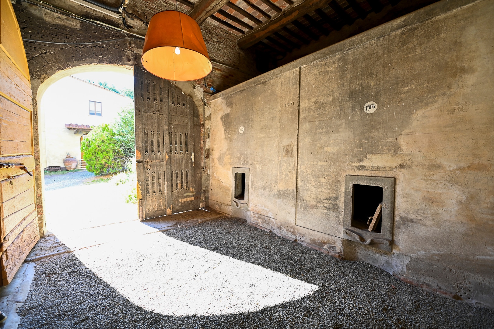 Ferienhaus Camugliano, Garage mit Waschraum (1) Ferienhaus Camugliano, Garage mit Waschraum (1)