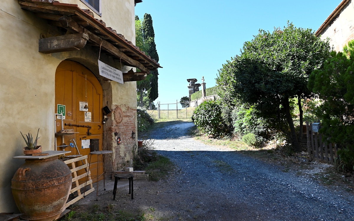 Haus mit Werkstatt gegenüber dem Ferienhaus Camugliano Haus mit Werkstatt gegenüber dem Ferienhaus Camugliano