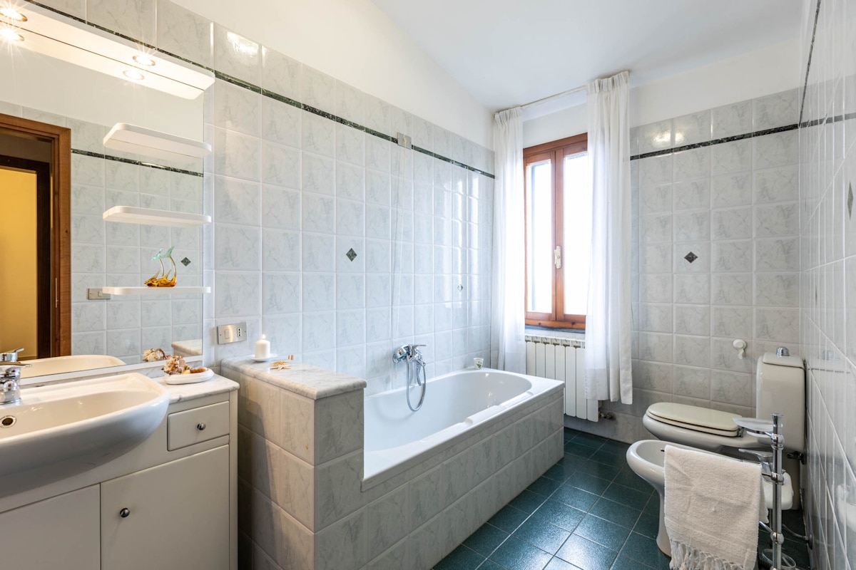 Ferienhaus Morrona 2, 1. Badezimmer mit Badewanne (3) Ferienhaus Morrona 2, 1. Badezimmer mit Badewanne (3)