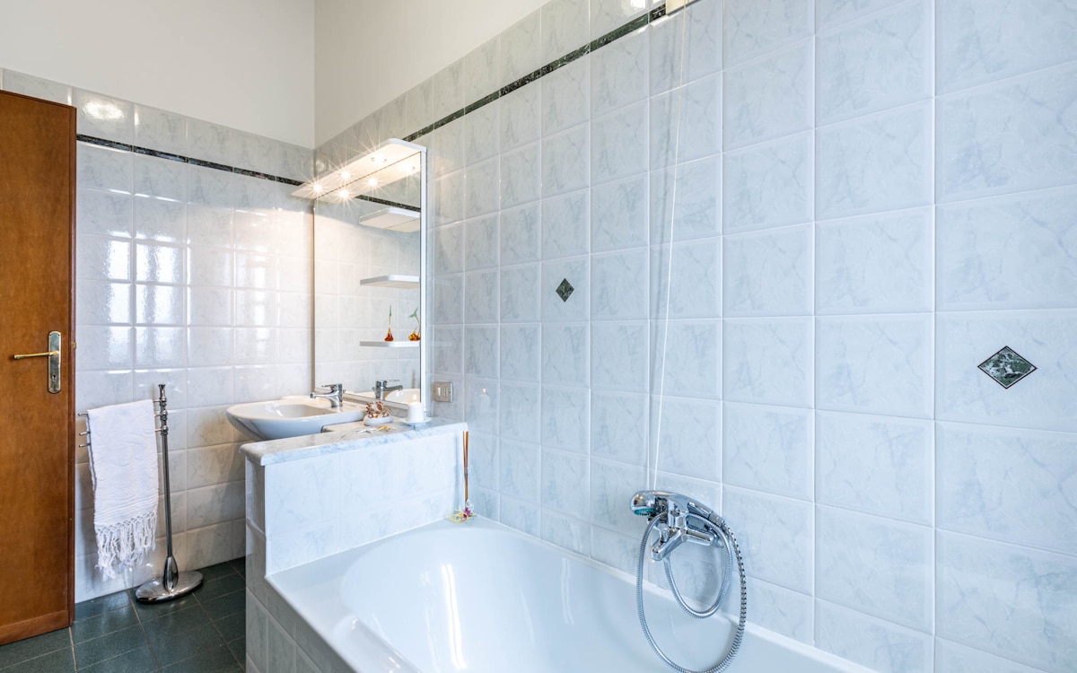 Ferienhaus Morrona 2, 1. Badezimmer mit Badewanne Ferienhaus Morrona 2, 1. Badezimmer mit Badewanne