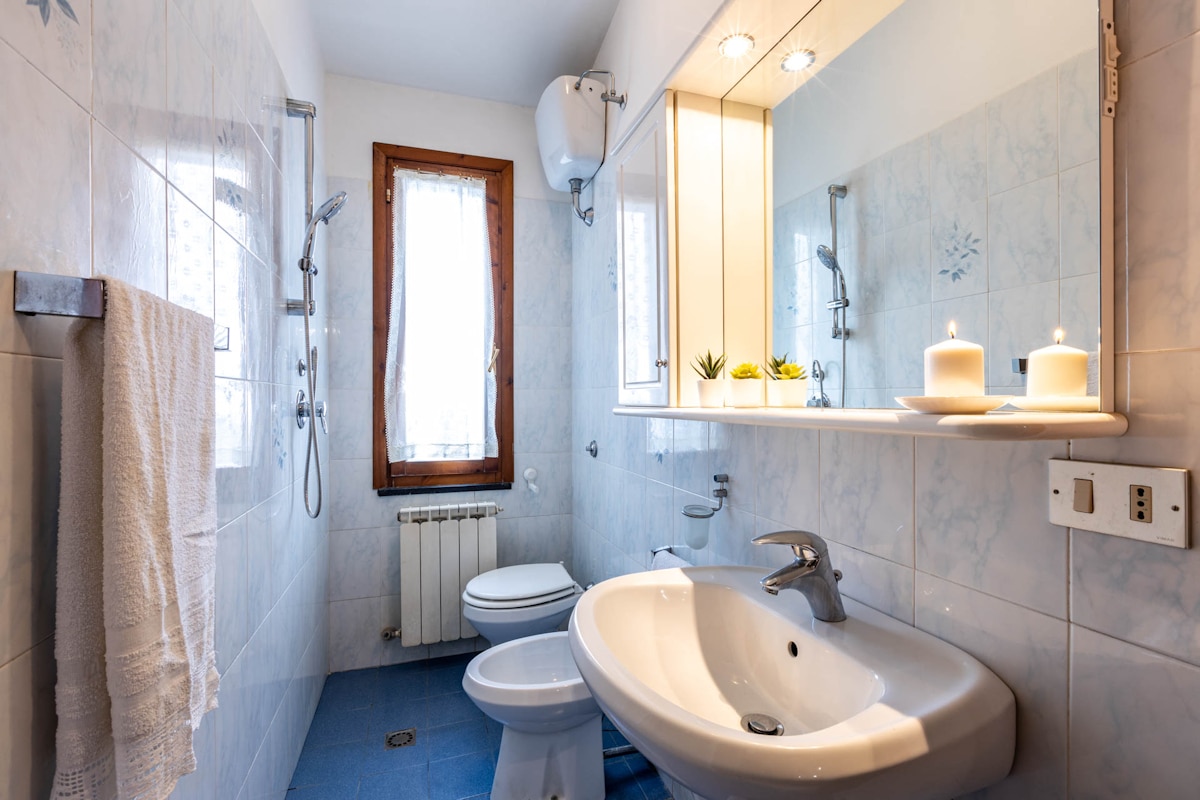 Ferienhaus Morrona 2, 2. Badezimmer mit Dusche (1) Ferienhaus Morrona 2, 2. Badezimmer mit Dusche (1)