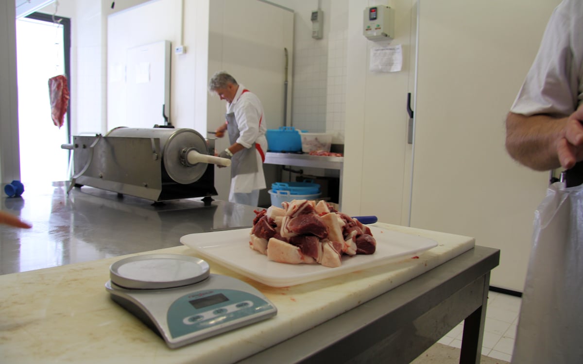Urlaub auf dem Bio-Bauernhof, Erfahrung in der Biometzgerei (1) Urlaub auf dem Bio-Bauernhof, Erfahrung in der Biometzgerei (1)