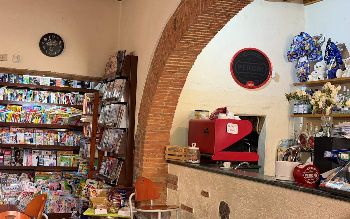 Dorf Giuncarico, Dorf-Bar