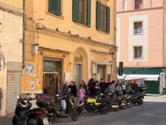 Livorno, Schlange vor dem bekannntesten Torta-di-Ceci-Laden in Livorno gegenüber dem Viktualienmarkt Livorno, Schlange vor dem bekannntesten Torta-di-Ceci-Laden in Livorno gegenüber dem Viktualienmarkt
