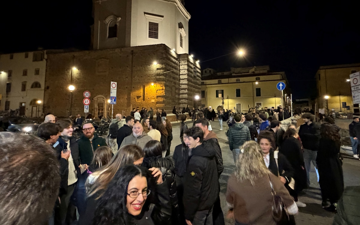 Livorno, vor der Ponceria am Abend (Ponce, Kultgetränk in Livorno)